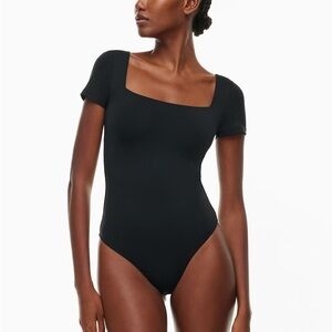 🖤 Aritzia Contour Squareneck Short Sleeve Bodsuit - Babaton 🖤